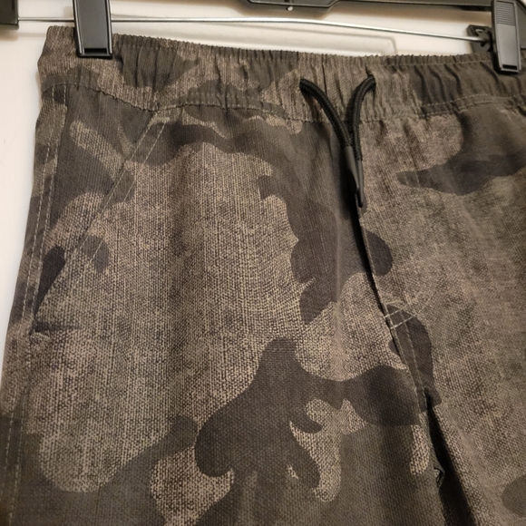 Timberland Boys Camouflage Shorts Dark-Olive Green S/P/CH - Picture 2 of 12